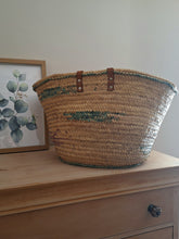 Charger l'image dans la galerie, Grand panier Leslie - En paille tressée à motifs verts subtiles.