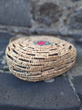 Charger l'image dans la galerie, Panier Aléxia - Tressé en osier rond au motif coloré central rose et vert.