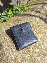 Charger l'image dans la galerie, Étui à miroir de ceinture Anatole - En cuir noir, avec passant à l'arrière.