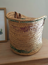 Charger l'image dans la galerie, Grand panier Leslie - En paille tressée à motifs verts subtiles.