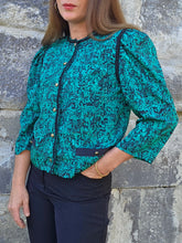 Charger l'image dans la galerie, Veste fine vintage Inès - Imprimé abstrait noir sur fond vert émeraude irisé. Taille M ou 38, 40. Chant Grill. Made in France