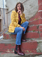 Charger l'image dans la galerie, Veste blazer Linda - Imprimé papillons bordeaux en all-over sur fond jaune. Taille S, 36, 38. Nathalie Chaize. Made in France