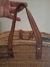 Charger l'image dans la galerie, Grand panier Leslie - En paille tressée à motifs verts subtiles.