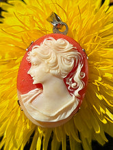 Charger l'image dans la galerie, Pendentif Camée Clémence – Silhouette féminine et monture dorée