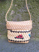 Charger l'image dans la galerie, Porte monnaie Louane - En fibre tressée avec fermeture à rabat.