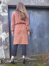 Charger l'image dans la galerie, Trench vintage Florence - En suédine marron chocolat 70s. Taille L, 40, 42. Made in France