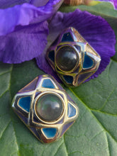 Charger l'image dans la galerie, Boucles d'oreilles Diane – Cabochons Baroques et Émail Bleu Byzantin