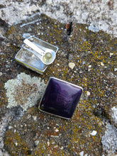 Charger l'image dans la galerie, Boucles d'oreilles Arlette - Cabochon carré violet et monture argentée