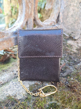 Charger l'image dans la galerie, Porte-monnaie Auguste - Cuir marron, chaînette et mousqueton.