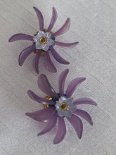 Charger l'image dans la galerie, Boucles d'oreilles Léane - Étoile Florale Mauve & Cristal Givré violet