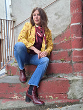 Charger l'image dans la galerie, Veste blazer Linda - Imprimé papillons bordeaux en all-over sur fond jaune. Taille S, 36, 38. Nathalie Chaize. Made in France