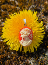 Charger l'image dans la galerie, Pendentif Camée Clémence – Silhouette féminine et monture dorée