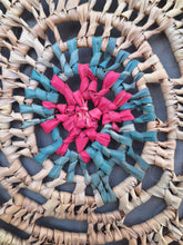 Charger l'image dans la galerie, Panier Aléxia - Tressé en osier rond au motif coloré central rose et vert.