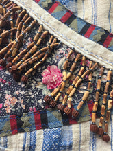 Charger l'image dans la galerie, Gilet vintage Amy - A frange de perles. Rayés écru et bleu. Taille M, 38, 40.