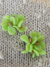 Charger l'image dans la galerie, Boucles d'oreilles Yvonne - Bouquet Floral Vert anis.