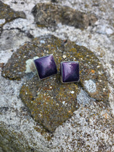 Charger l'image dans la galerie, Boucles d'oreilles Arlette - Cabochon carré violet et monture argentée