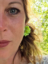 Charger l'image dans la galerie, Boucles d'oreilles Yvonne - Bouquet Floral Vert anis.