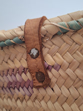 Charger l'image dans la galerie, Grand panier Leslie - En paille tressée à motifs verts subtiles.