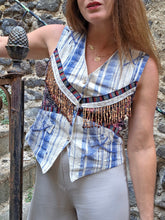 Charger l'image dans la galerie, Gilet vintage Amy - A frange de perles. Rayés écru et bleu. Taille M, 38, 40.