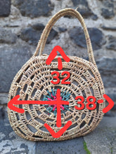 Charger l'image dans la galerie, Panier Aléxia - Tressé en osier rond au motif coloré central rose et vert.