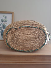 Charger l'image dans la galerie, Grand panier Leslie - En paille tressée à motifs verts subtiles.