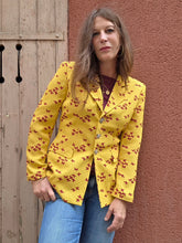 Charger l'image dans la galerie, Veste blazer Linda - Imprimé papillons bordeaux en all-over sur fond jaune. Taille S, 36, 38. Nathalie Chaize. Made in France
