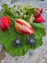Charger l'image dans la galerie, Boucles d'oreilles Léane - Étoile Florale Mauve & Cristal Givré violet
