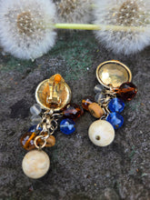 Charger l'image dans la galerie, Boucles d'oreilles Huguette - Perles pendantes dorées, bleu et naturelles