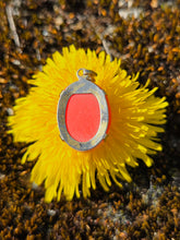 Charger l'image dans la galerie, Pendentif Camée Clémence – Silhouette féminine et monture dorée