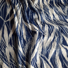 Charger l'image dans la galerie, Robe vintage Zéli - Imprimé végétal bleu marine et blanc. Taille M, 38, 40. Made in France.