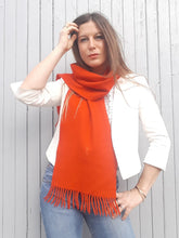 Charger l'image dans la galerie, Echarpe Faustine - Rouge à frange. Yves Saint Laurent. 177 cm x 27.