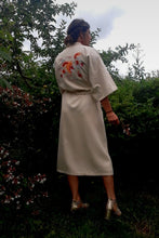 Charger l'image dans la galerie, Kimono Hikary - Blanc cassé en pure soie et broderies fantaisies