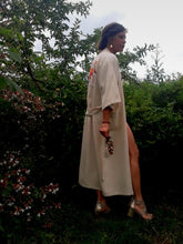 Charger l'image dans la galerie, Kimono Hikary - Blanc cassé en pure soie et broderies fantaisies