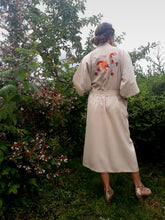 Charger l'image dans la galerie, Kimono Hikary - Blanc cassé en pure soie et broderies fantaisies