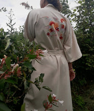 Charger l'image dans la galerie, Kimono Hikary - Blanc cassé en pure soie et broderies fantaisies