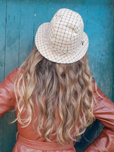 Charger l'image dans la galerie, Chapeau vintage Dolly - Carreaux Ecossais. Logo D. Laine et polyester
