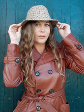 Charger l'image dans la galerie, Chapeau vintage Dolly - Carreaux Ecossais. Logo D. Laine et polyester