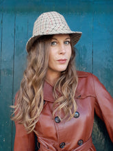 Charger l'image dans la galerie, Chapeau vintage Dolly - Carreaux Ecossais. Logo D. Laine et polyester