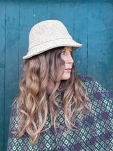Charger l'image dans la galerie, Chapeau vintage Daphnée -100 % Laine beige chinée. Fabriqué en France