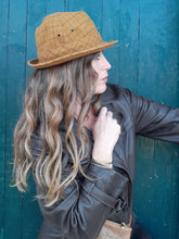 Charger l'image dans la galerie, Chapeau vintage Cassie - Trilby à carreaux en coton moka et noir