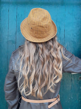 Charger l'image dans la galerie, Chapeau vintage Cassie - Trilby à carreaux en coton moka et noir