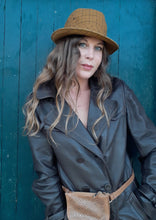 Charger l'image dans la galerie, Chapeau vintage Cassie - Trilby à carreaux en coton moka et noir