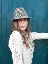 Charger l'image dans la galerie, Chapeau vintage Adélie - Trilby à imprimé pattes d'oie