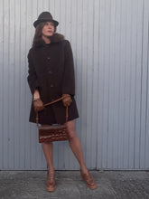 Charger l'image dans la galerie, Manteau vintage Lynn - Coupe évasée, couleur chocolat. Taille S ou 36 38