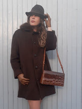 Charger l'image dans la galerie, Manteau vintage Lynn - Coupe évasée, couleur chocolat. Taille S ou 36 38