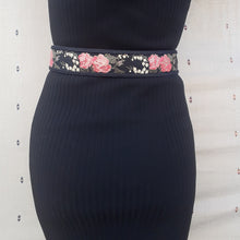 Charger l'image dans la galerie, Ceinture vintage Salomé - Cuir & soie, imprimé floral. Taille S, 36, 38