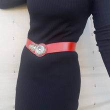 Charger l'image dans la galerie, Ceinture vintage Derhia - Cuir rouge et grosse boucle. Taille 36, 38, 40
