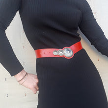 Charger l'image dans la galerie, Ceinture vintage Derhia - Cuir rouge et grosse boucle. Taille 36, 38, 40