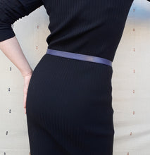 Charger l'image dans la galerie, Ceinture vintage Lisa - Croute de cuir violet et boucle fantaisie. Taille L