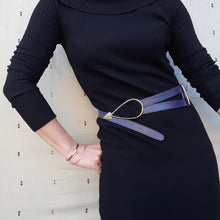 Charger l'image dans la galerie, Ceinture vintage Lisa - Croute de cuir violet et boucle fantaisie. Taille L